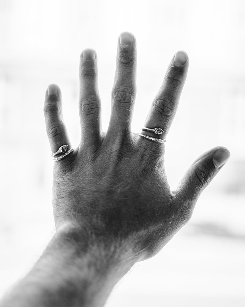 Serpentello - Mały pierścionek z wężem (Srebrny)